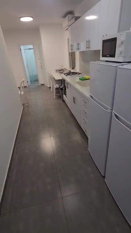 מטבח מאובזר בדירת מגורים לעובדים זרים ברמת גן בניהול אסירון