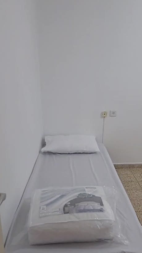 חדר שינה מרוהט בדירה מאובזרת לעובדים זרים בהרצליה